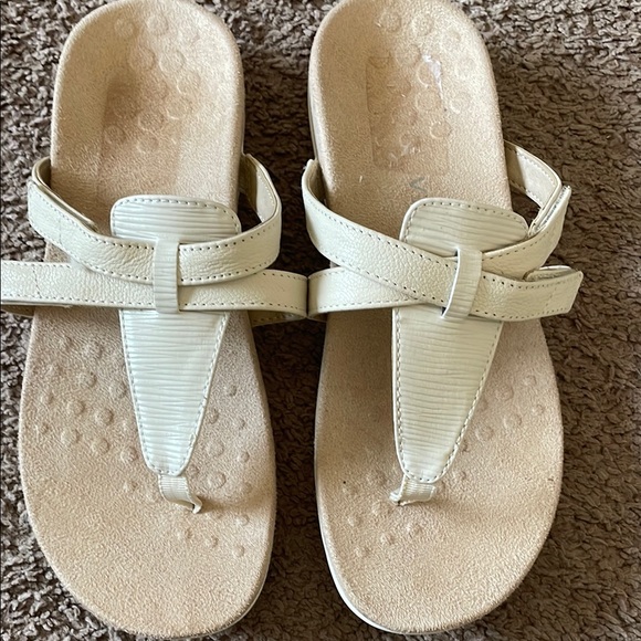Vionic Cream Sandals with Crisscross Straps Women’s 8 - Picture 3 of 9
